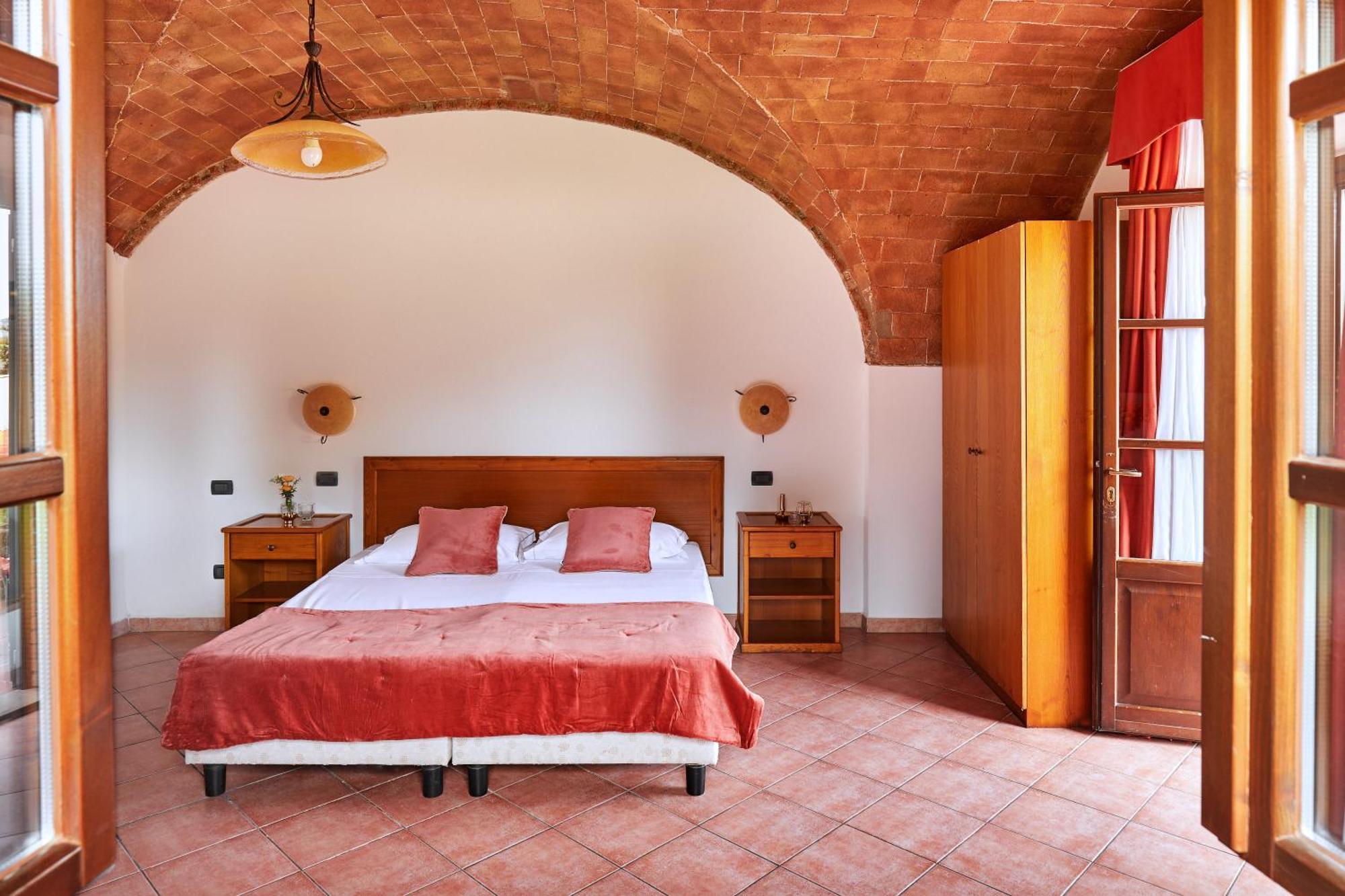 Relais Belvedere بمونتيكاتيني فال دي سيسينا الغرفة الصورة
